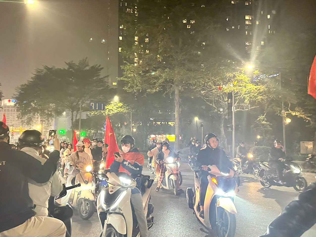 Người dân vui mừng xuống đường chúc mừng đội tuyển Việt Nam chiến thắng Thái Lan