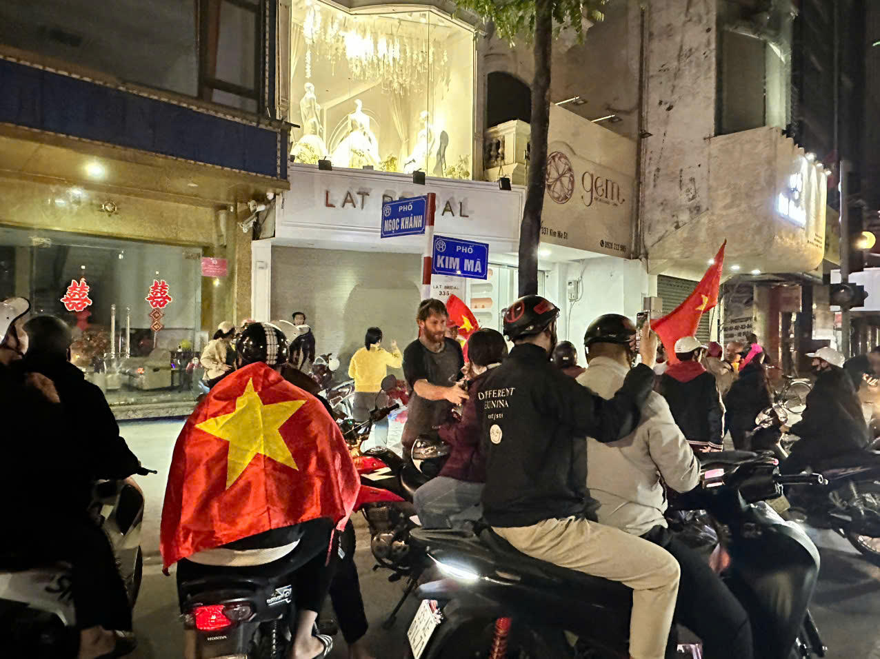 Người dân vui mừng xuống đường chúc mừng đội tuyển Việt Nam chiến thắng Thái Lan