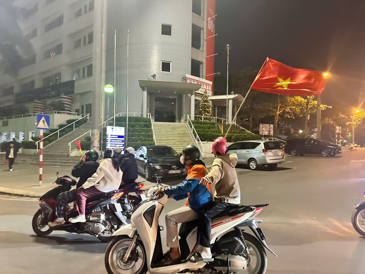 Người dân vui mừng xuống đường chúc mừng đội tuyển Việt Nam chiến thắng Thái Lan