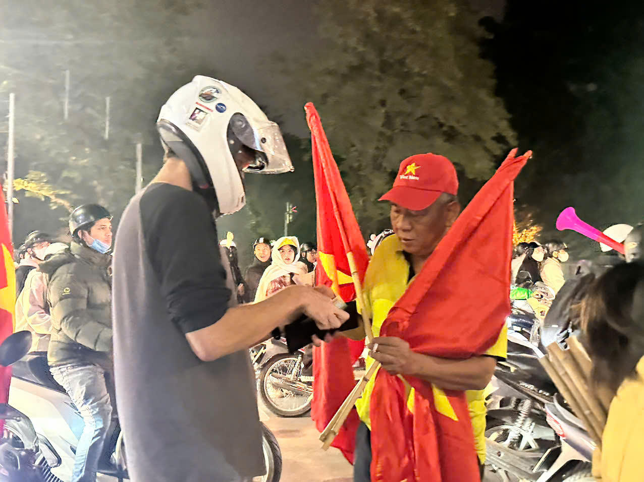 Người dân vui mừng xuống đường chúc mừng đội tuyển Việt Nam chiến thắng Thái Lan