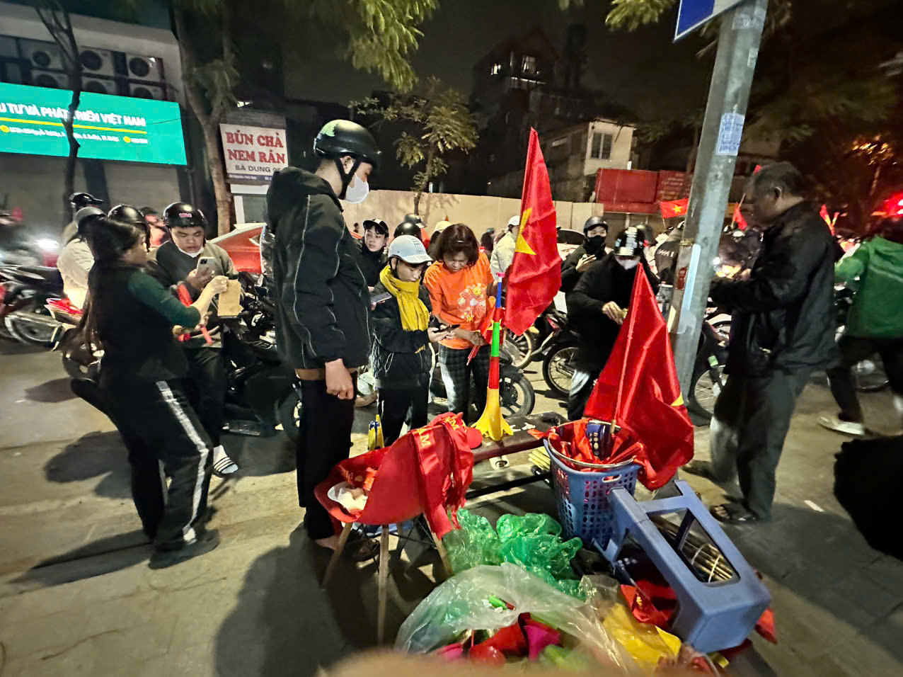 Người dân vui mừng xuống đường chúc mừng đội tuyển Việt Nam chiến thắng Thái Lan