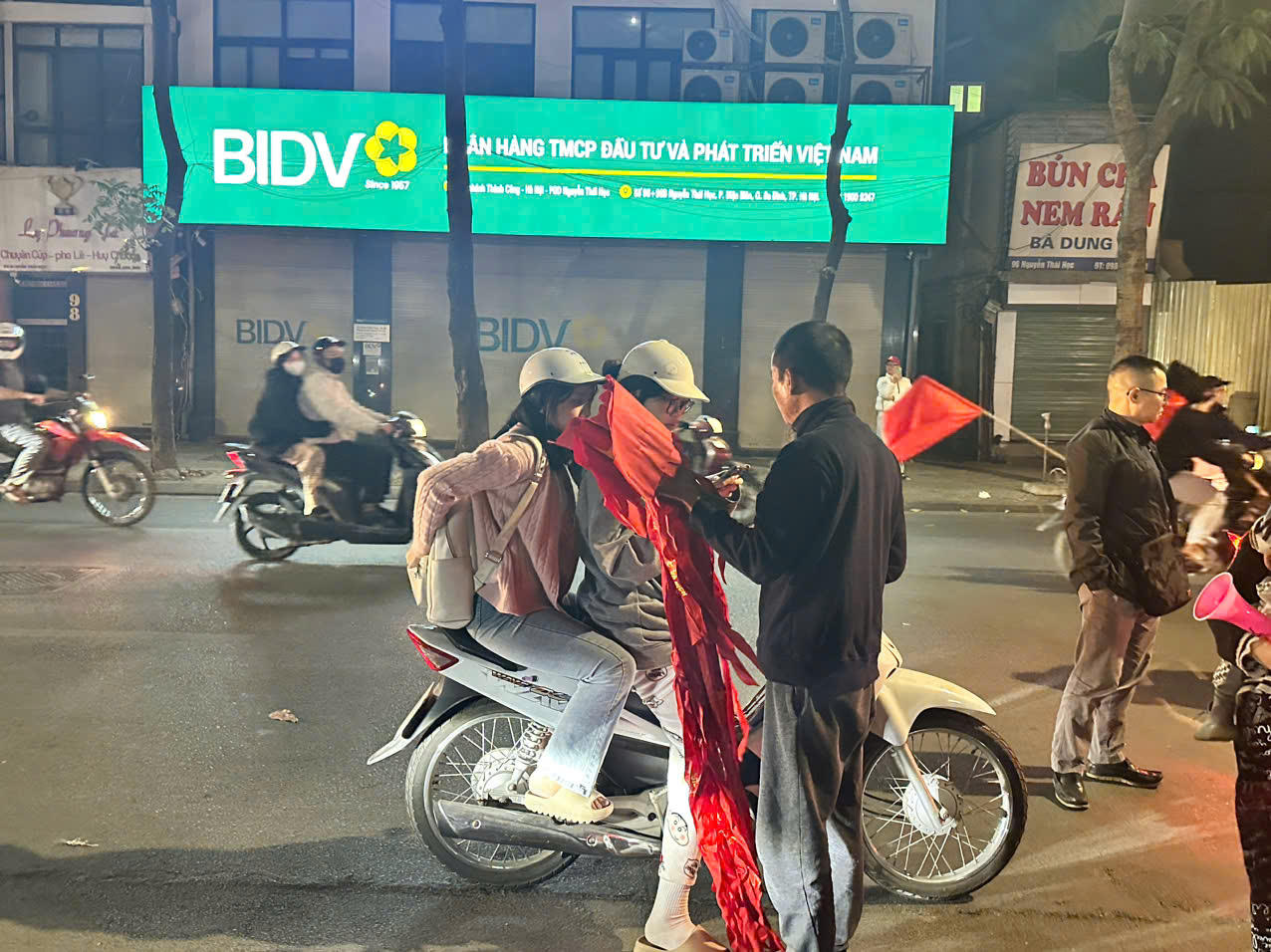 Người dân vui mừng xuống đường chúc mừng đội tuyển Việt Nam chiến thắng Thái Lan