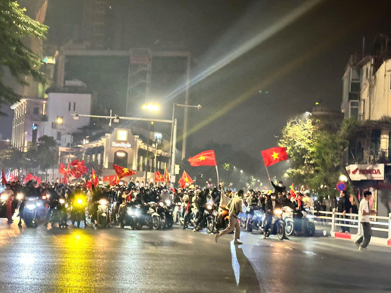 Người dân vui mừng xuống đường chúc mừng đội tuyển Việt Nam chiến thắng Thái Lan