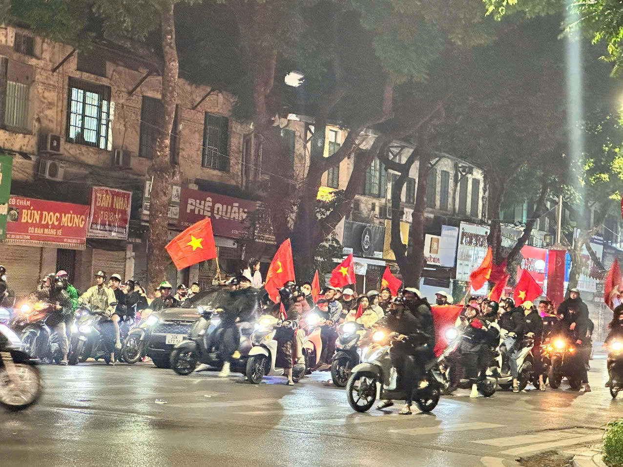 Người dân vui mừng xuống đường chúc mừng đội tuyển Việt Nam chiến thắng Thái Lan