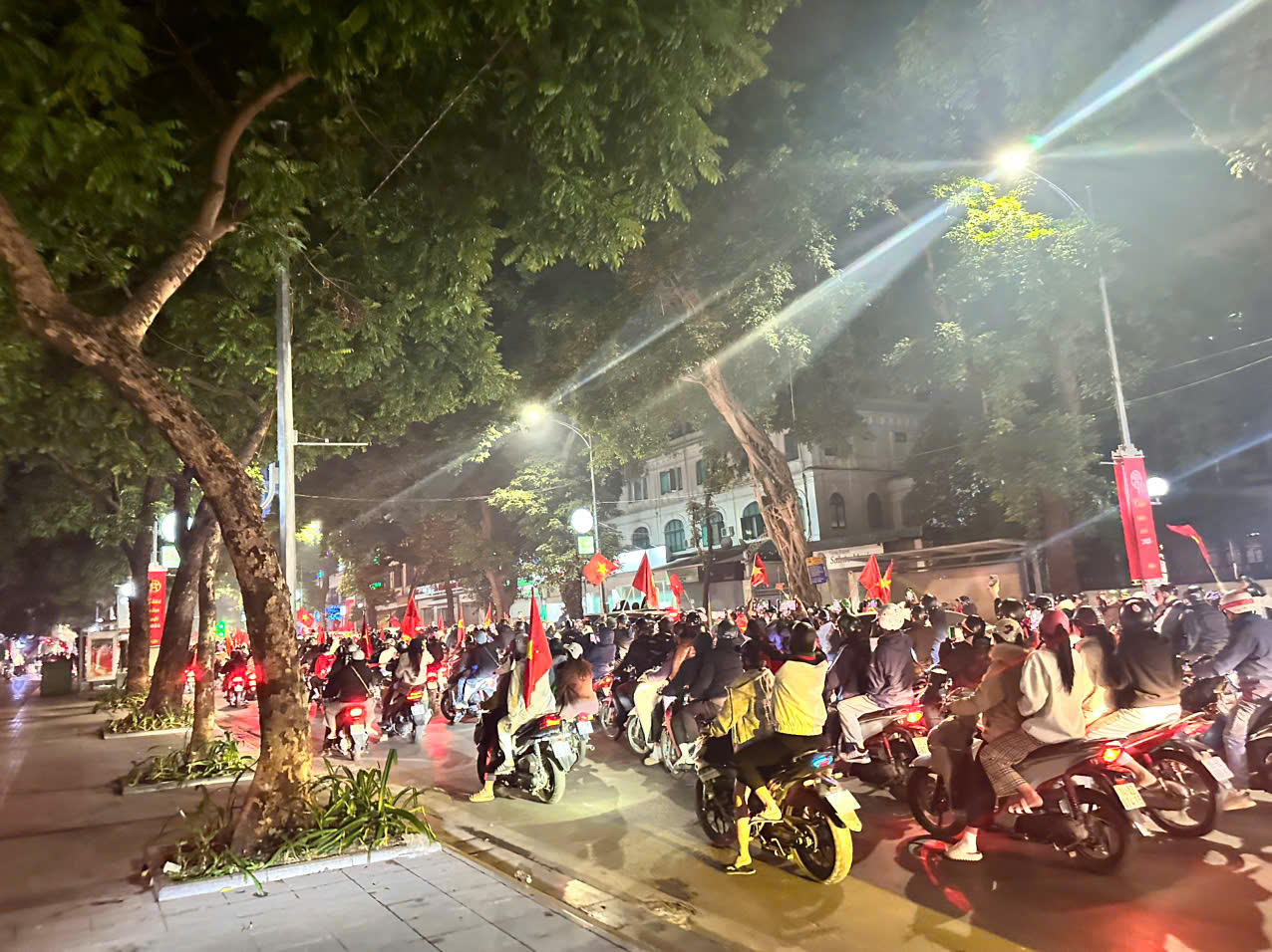 Người dân vui mừng xuống đường chúc mừng đội tuyển Việt Nam chiến thắng Thái Lan