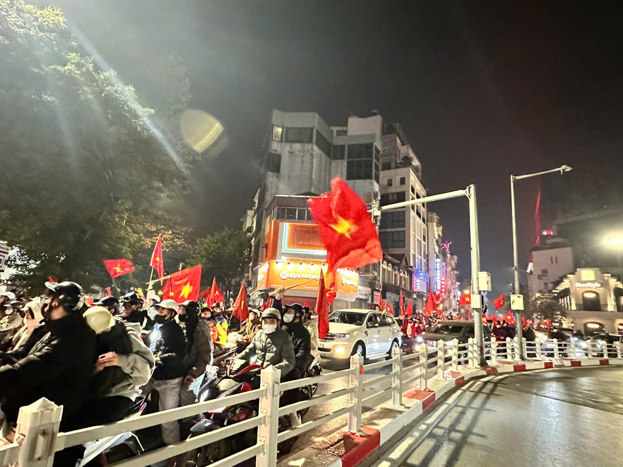 Người dân vui mừng xuống đường chúc mừng đội tuyển Việt Nam chiến thắng Thái Lan