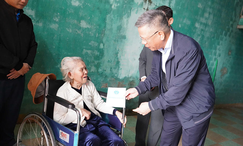 Phó Tổng Giám đốc BHXH Việt Nam thăm, tặng quà cho Bà mẹ Việt Nam Anh hùng, gia đình thương và bệnh nhân nghèo tỉnh Quảng Nam