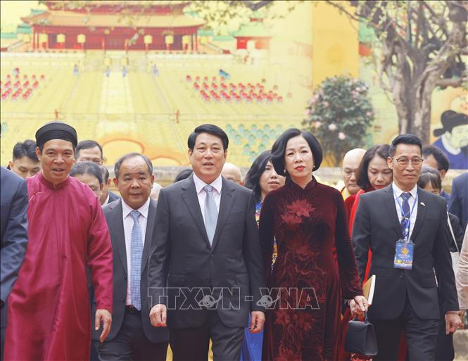 Chủ tịch nước và Phu nhân dâng hương tại Điện Kính Thiên