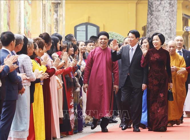 Chủ tịch nước và Phu nhân dâng hương tại Điện Kính Thiên