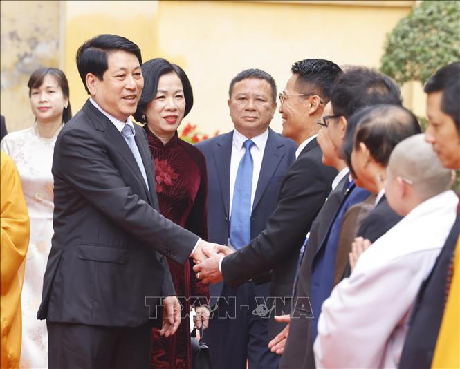 Chủ tịch nước và Phu nhân dâng hương tại Điện Kính Thiên