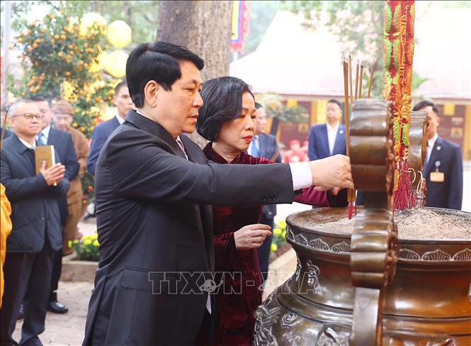 Chủ tịch nước và Phu nhân dâng hương tại Điện Kính Thiên