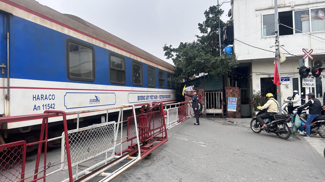 “Bóng hồng thép” phía sau những chuyến tàu 