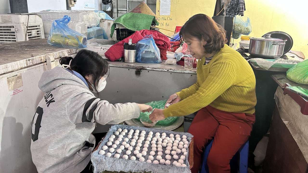 Xuyên đêm làm bánh trôi, bánh chay nhân dịp Tết Hàn thực