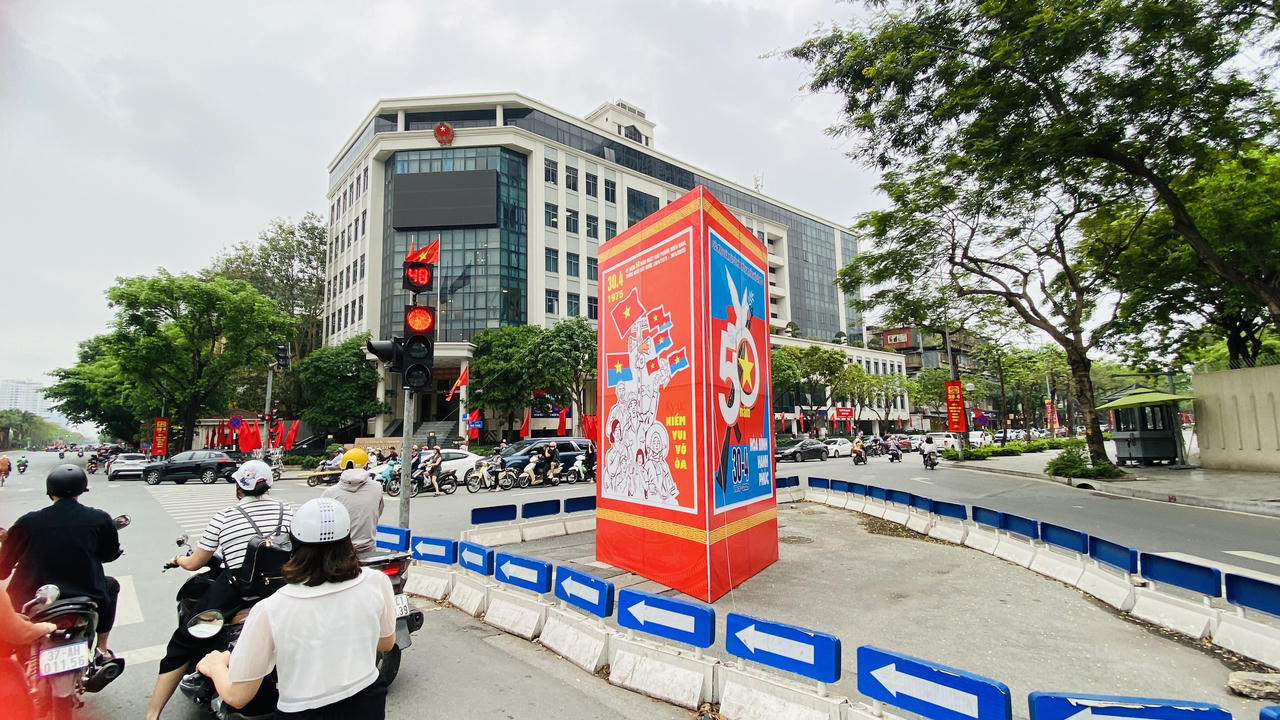 Hà Nội tưng bừng cờ hoa chào mừng kỷ niệm 50 năm thống nhất đất nước