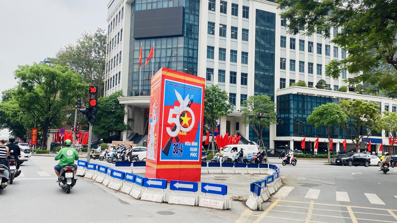 Hà Nội tưng bừng cờ hoa chào mừng kỷ niệm 50 năm thống nhất đất nước