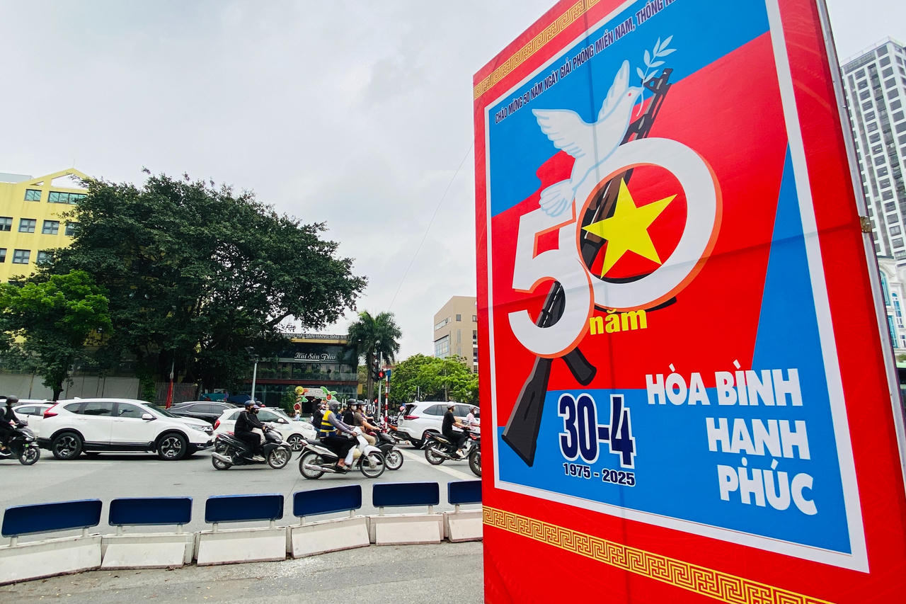 Hà Nội tưng bừng cờ hoa chào mừng kỷ niệm 50 năm thống nhất đất nước