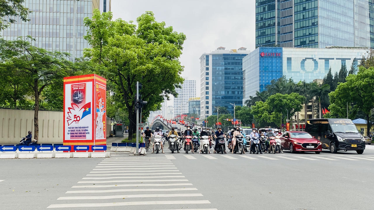 Hà Nội tưng bừng cờ hoa chào mừng kỷ niệm 50 năm thống nhất đất nước