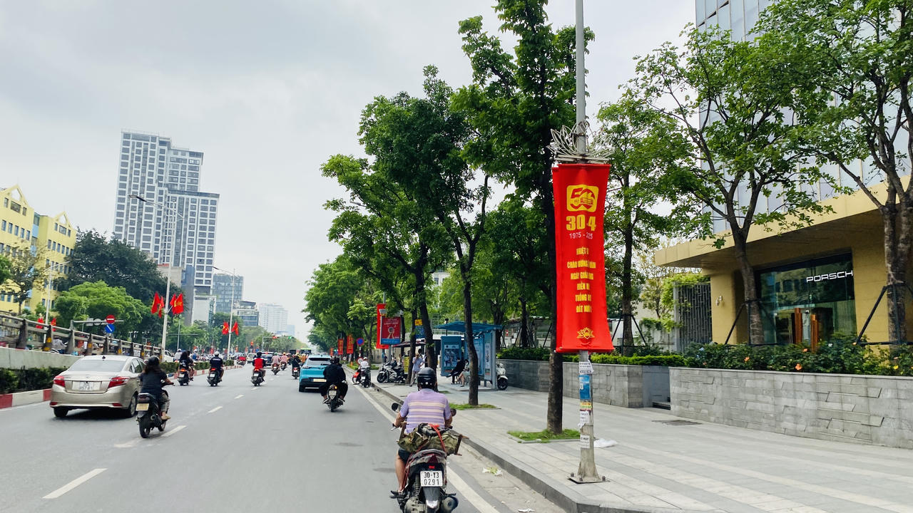 Hà Nội tưng bừng cờ hoa chào mừng kỷ niệm 50 năm thống nhất đất nước