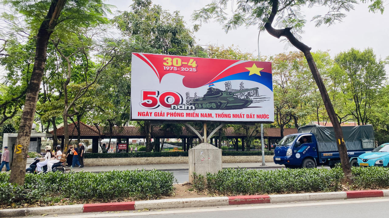 Hà Nội tưng bừng cờ hoa chào mừng kỷ niệm 50 năm thống nhất đất nước