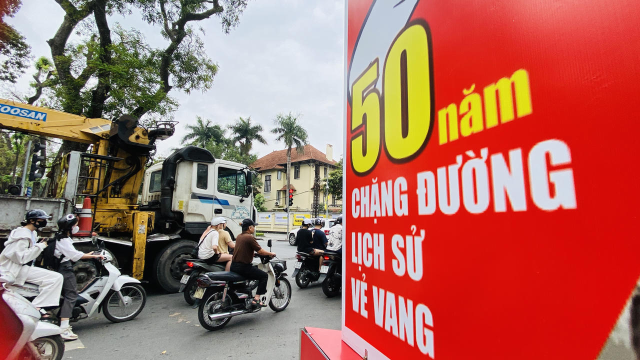 Hà Nội tưng bừng cờ hoa chào mừng kỷ niệm 50 năm thống nhất đất nước