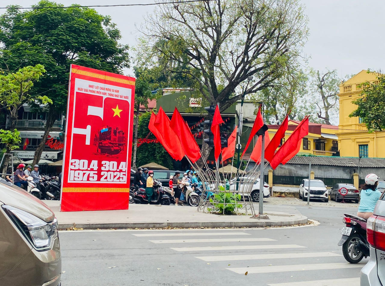 Hà Nội tưng bừng cờ hoa chào mừng kỷ niệm 50 năm thống nhất đất nước