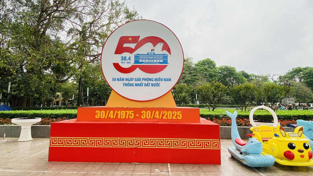 Hà Nội tưng bừng cờ hoa chào mừng kỷ niệm 50 năm thống nhất đất nước