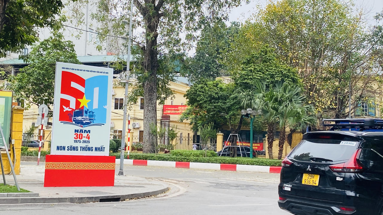 Hà Nội tưng bừng cờ hoa chào mừng kỷ niệm 50 năm thống nhất đất nước