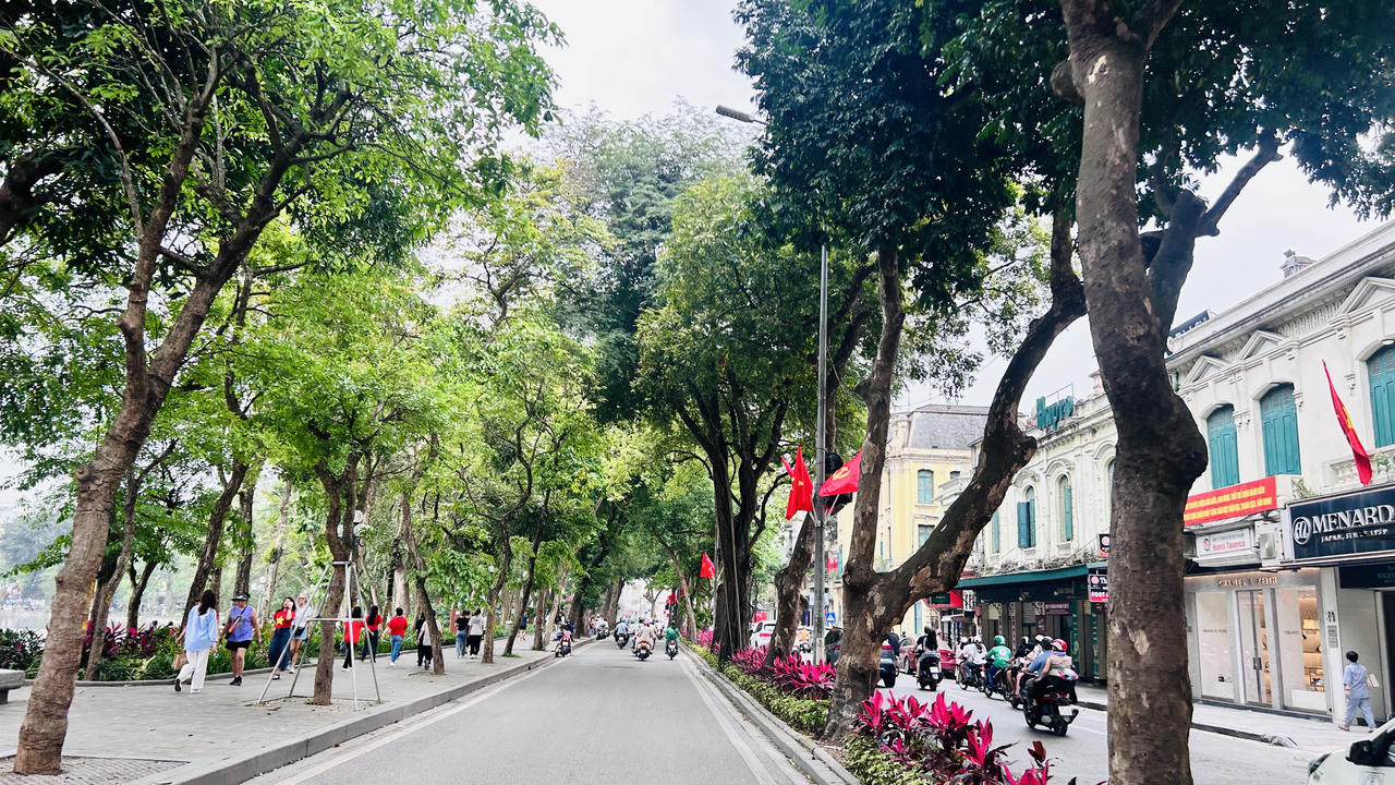 Hà Nội tưng bừng cờ hoa chào mừng kỷ niệm 50 năm thống nhất đất nước