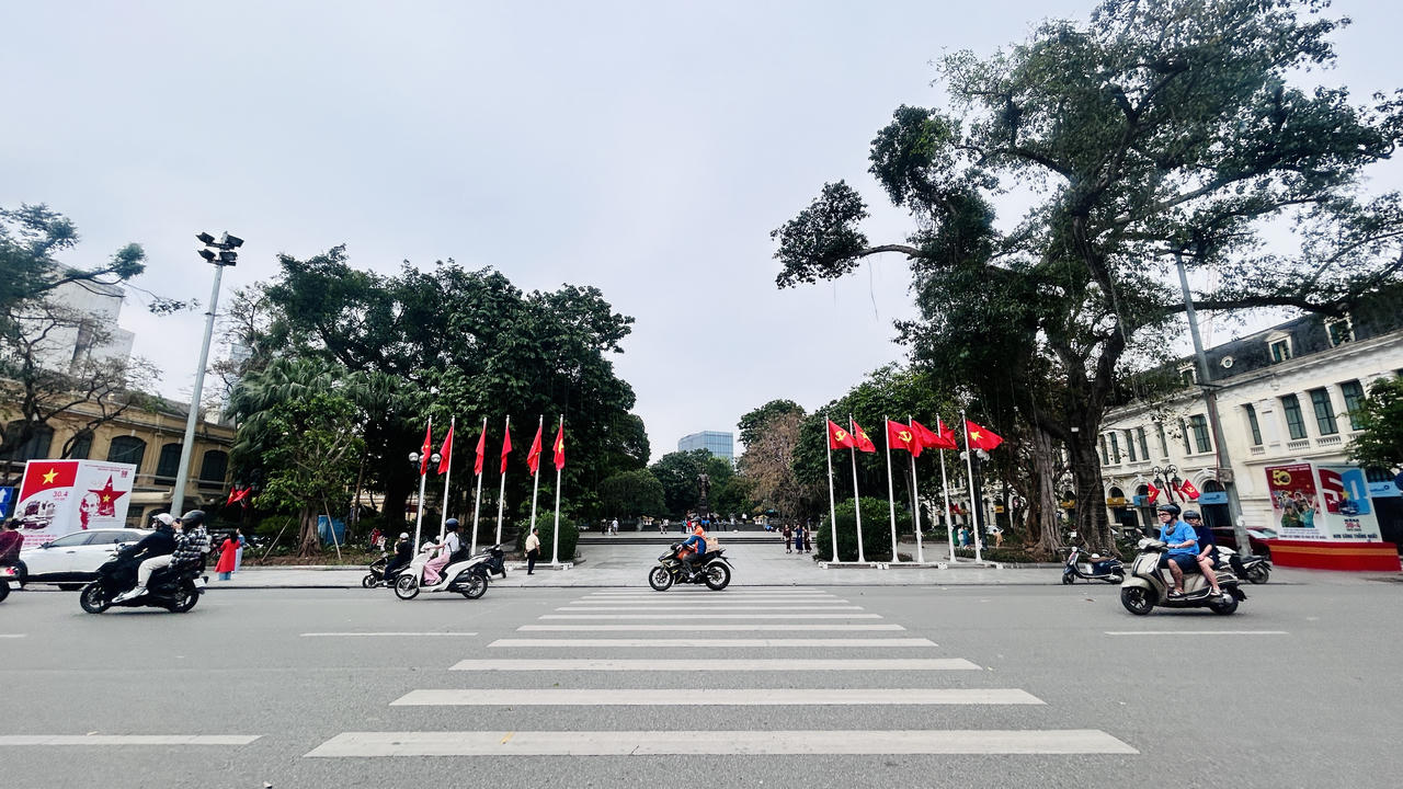 Hà Nội tưng bừng cờ hoa chào mừng kỷ niệm 50 năm thống nhất đất nước