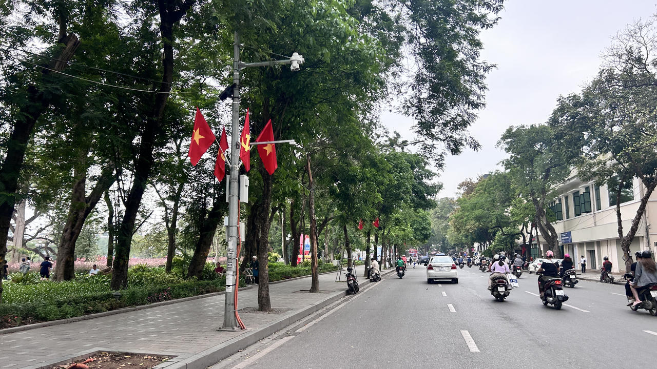 Hà Nội tưng bừng cờ hoa chào mừng kỷ niệm 50 năm thống nhất đất nước