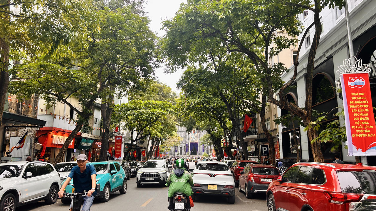 Hà Nội tưng bừng cờ hoa chào mừng kỷ niệm 50 năm thống nhất đất nước