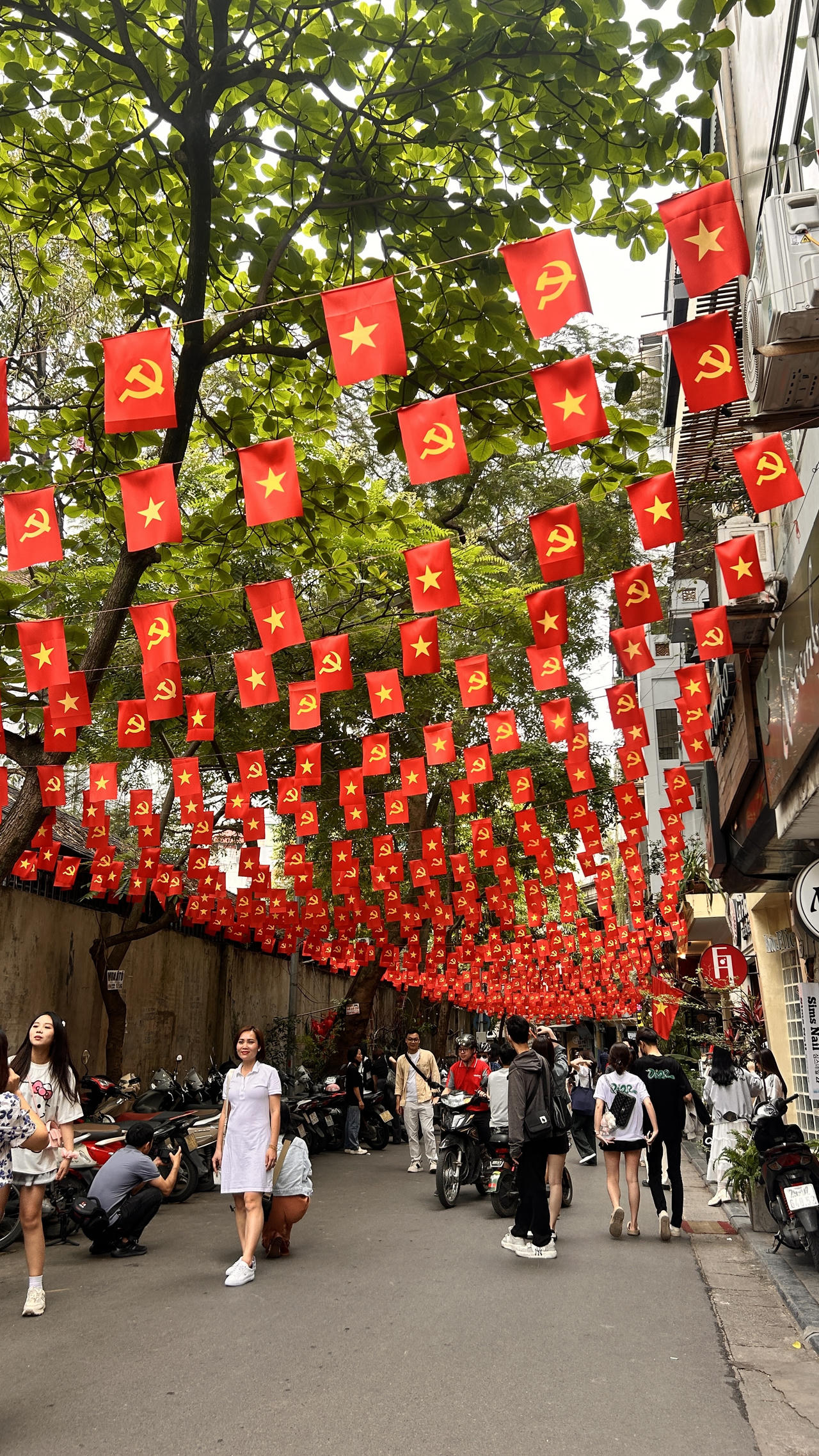 Hà Nội tưng bừng cờ hoa chào mừng kỷ niệm 50 năm thống nhất đất nước