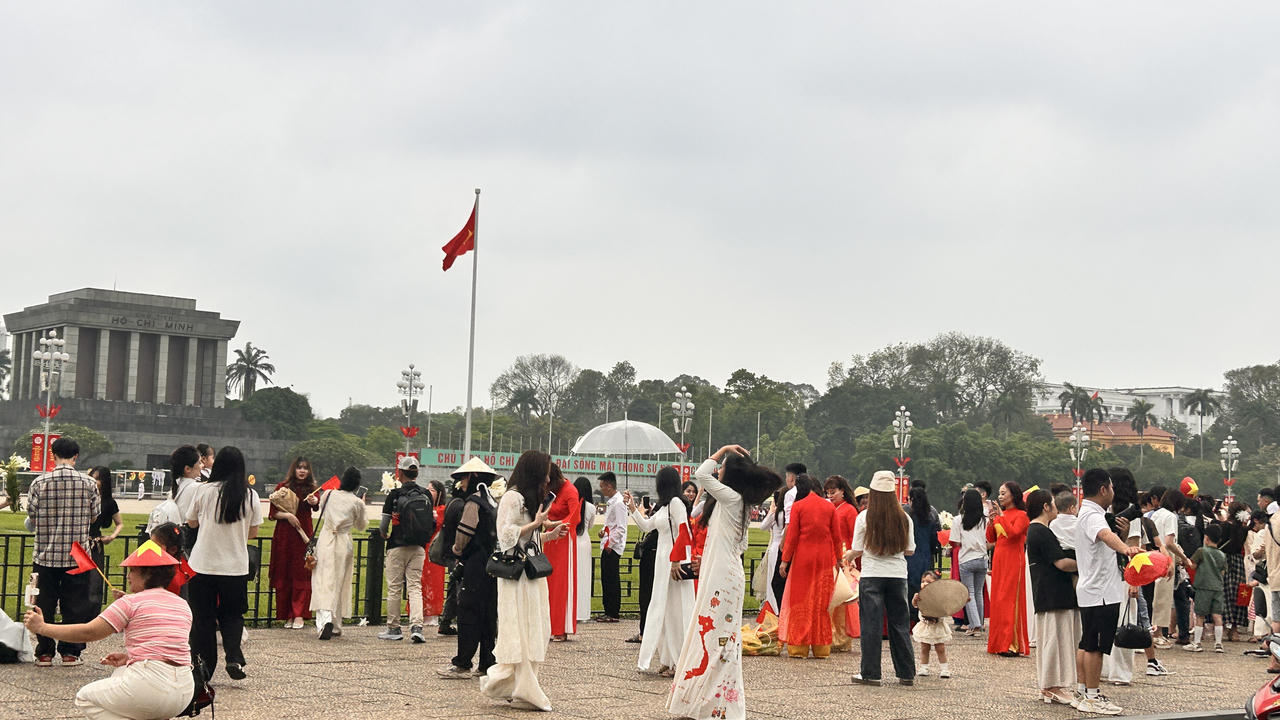 Hà Nội tưng bừng cờ hoa chào mừng kỷ niệm 50 năm thống nhất đất nước