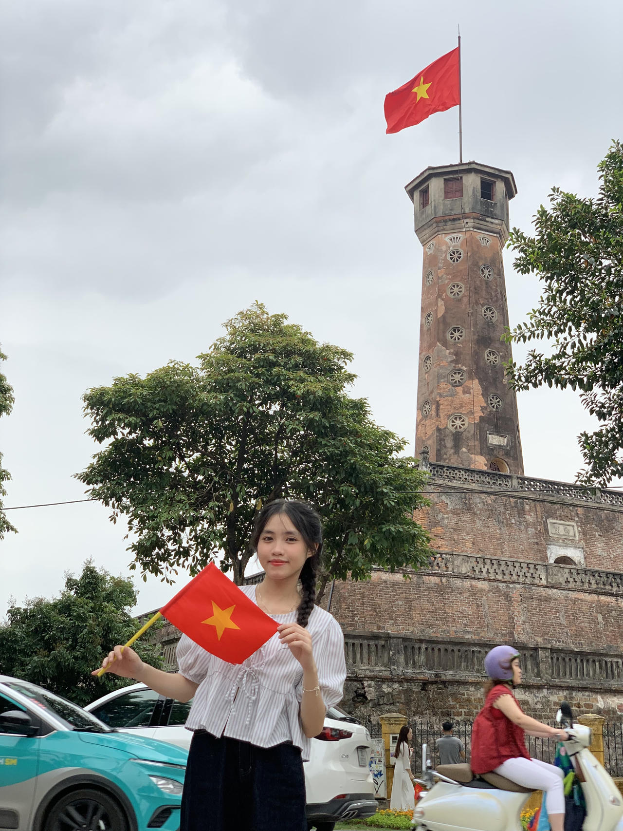 Hà Nội tưng bừng cờ hoa chào mừng kỷ niệm 50 năm thống nhất đất nước