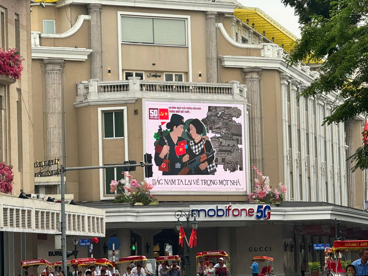 Hà Nội tưng bừng cờ hoa chào mừng kỷ niệm 50 năm thống nhất đất nước