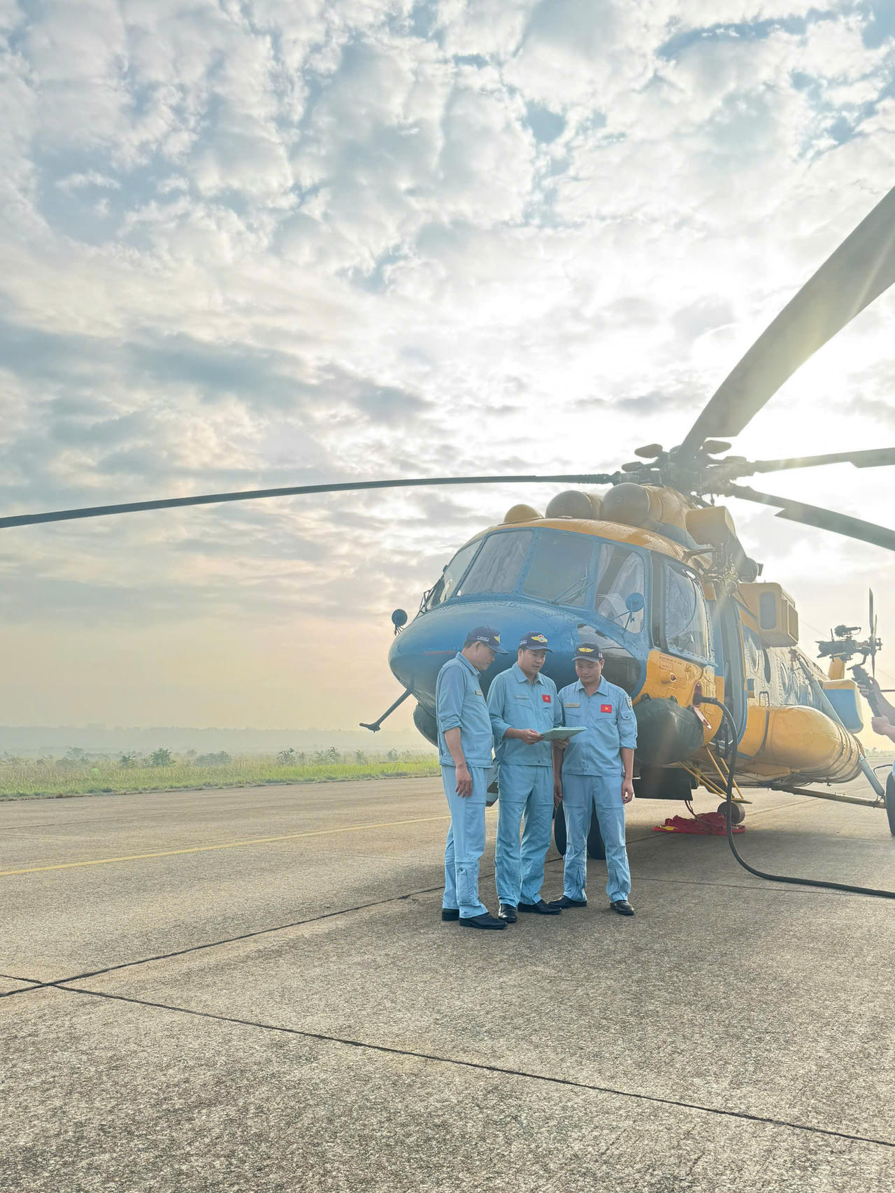 Dưới cánh bay là non sông gấm vóc