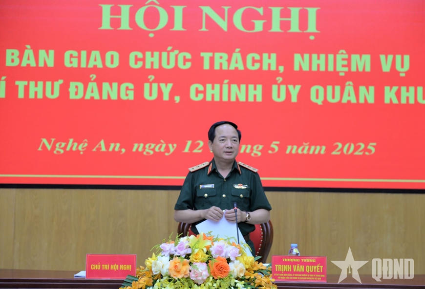Thượng tướng Trịnh Văn Quyết chủ trì Hội nghị bàn giao chức trách, nhiệm vụ Bí thư Đảng ủy, Chính ủy Quân khu 4