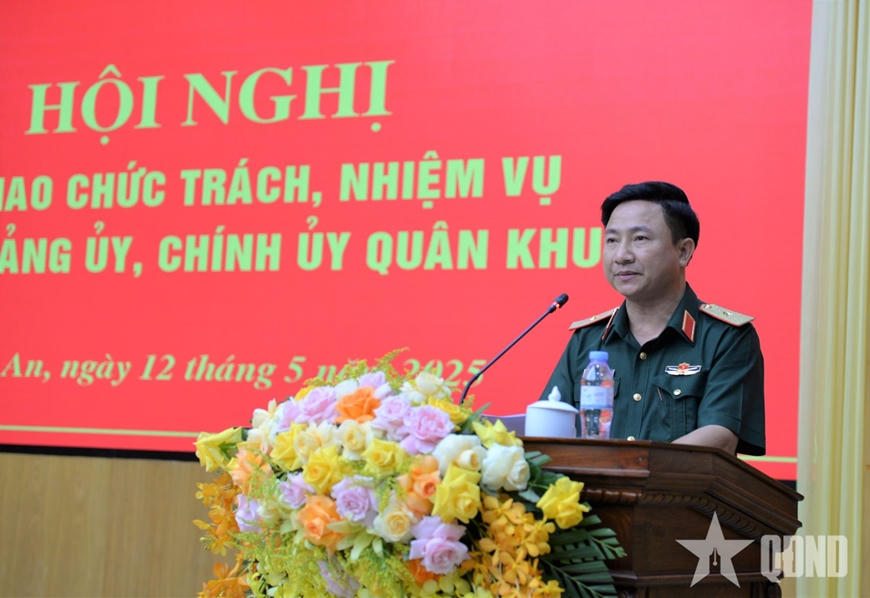 Thượng tướng Trịnh Văn Quyết chủ trì Hội nghị bàn giao chức trách, nhiệm vụ Bí thư Đảng ủy, Chính ủy Quân khu 4