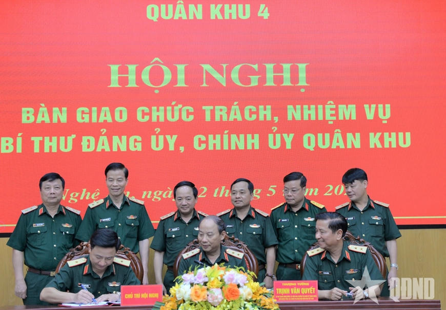 Thượng tướng Trịnh Văn Quyết chủ trì Hội nghị bàn giao chức trách, nhiệm vụ Bí thư Đảng ủy, Chính ủy Quân khu 4