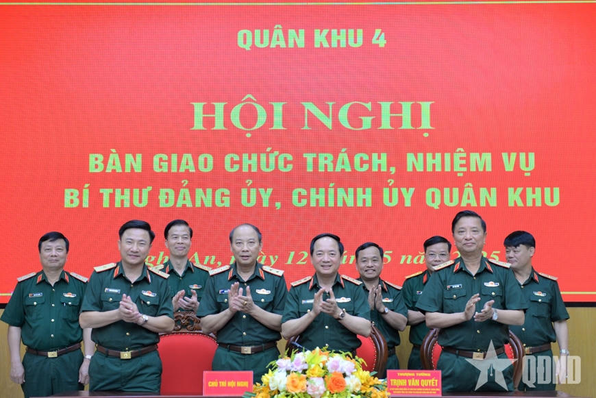Thượng tướng Trịnh Văn Quyết chủ trì Hội nghị bàn giao chức trách, nhiệm vụ Bí thư Đảng ủy, Chính ủy Quân khu 4