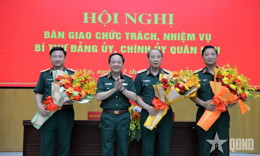 Thượng tướng Trịnh Văn Quyết chủ trì Hội nghị bàn giao chức trách, nhiệm vụ Bí thư Đảng ủy, Chính ủy Quân khu 4