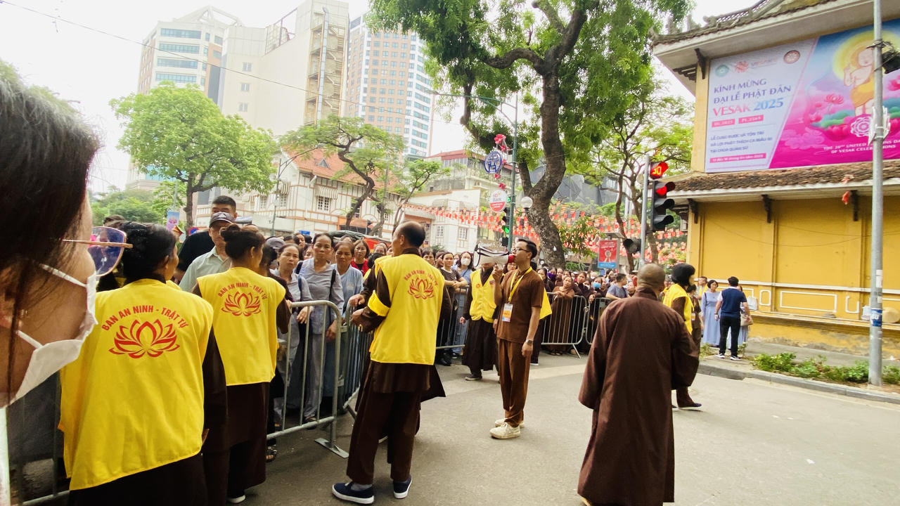 Hàng nghìn người đổ về chùa Quán Sứ từ sáng sớm để chiêm bái xá lợi Đức Phật 