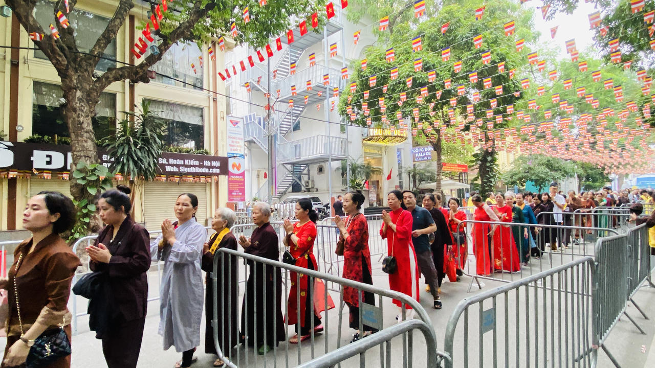 Hàng nghìn người đổ về chùa Quán Sứ từ sáng sớm để chiêm bái xá lợi Đức Phật 