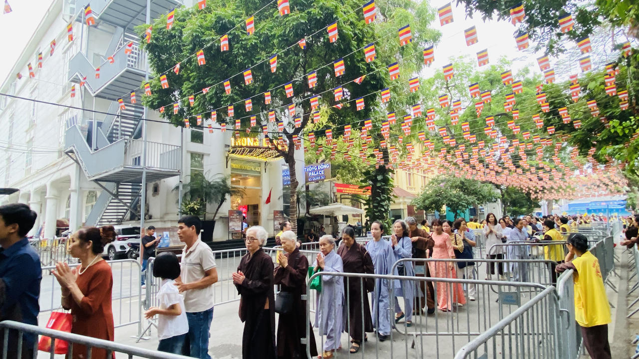 Hàng nghìn người đổ về chùa Quán Sứ từ sáng sớm để chiêm bái xá lợi Đức Phật 