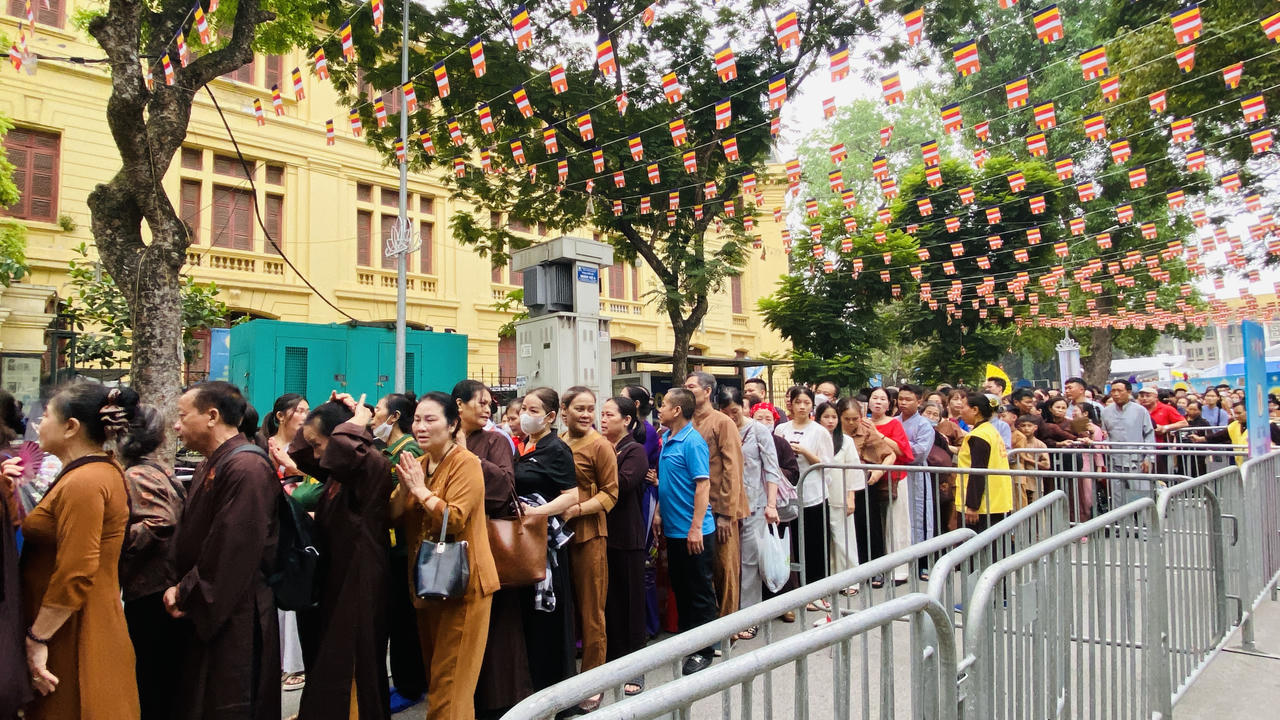 Hàng nghìn người đổ về chùa Quán Sứ từ sáng sớm để chiêm bái xá lợi Đức Phật 
