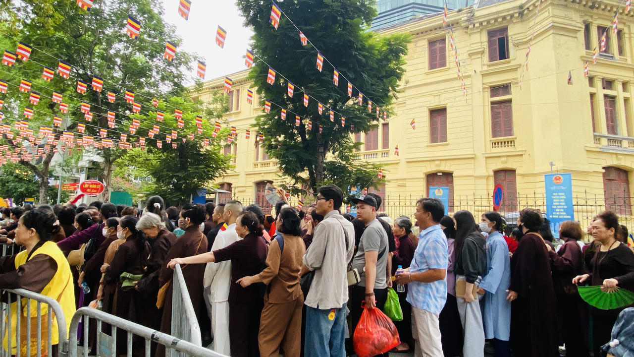 Hàng nghìn người đổ về chùa Quán Sứ từ sáng sớm để chiêm bái xá lợi Đức Phật 