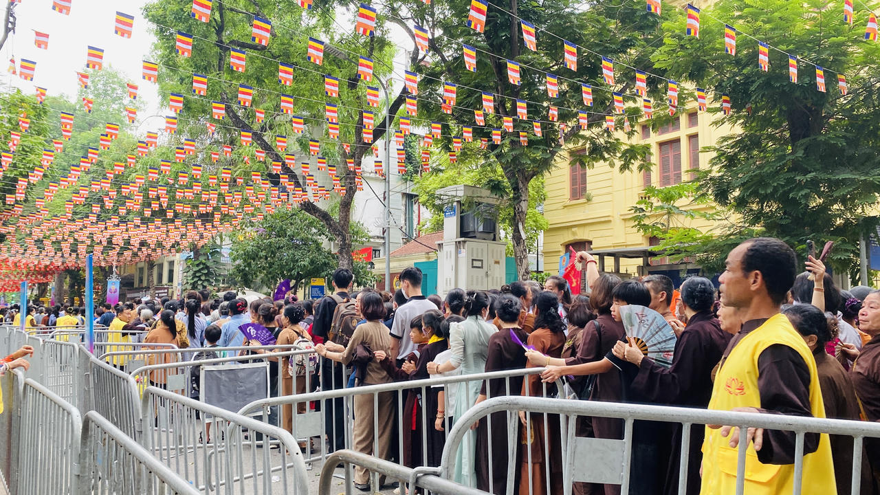 Hàng nghìn người đổ về chùa Quán Sứ từ sáng sớm để chiêm bái xá lợi Đức Phật 