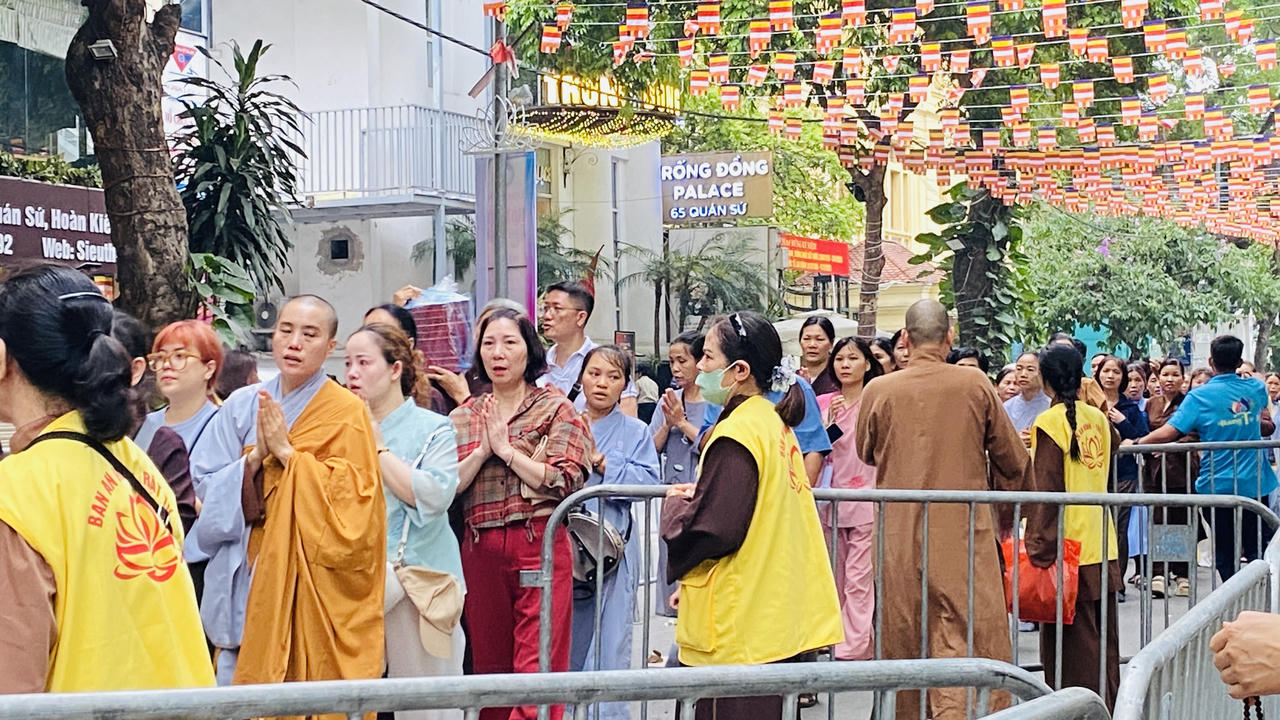 Hàng nghìn người đổ về chùa Quán Sứ từ sáng sớm để chiêm bái xá lợi Đức Phật 