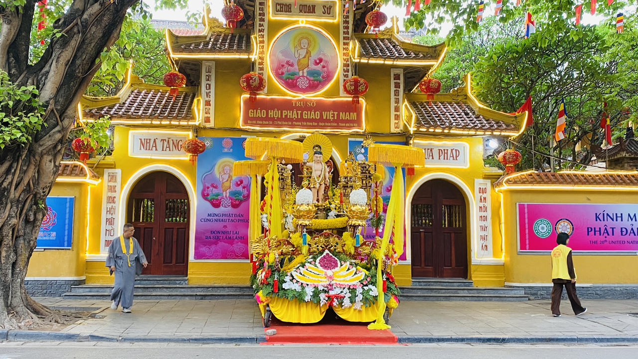 Hàng nghìn người đổ về chùa Quán Sứ từ sáng sớm để chiêm bái xá lợi Đức Phật 