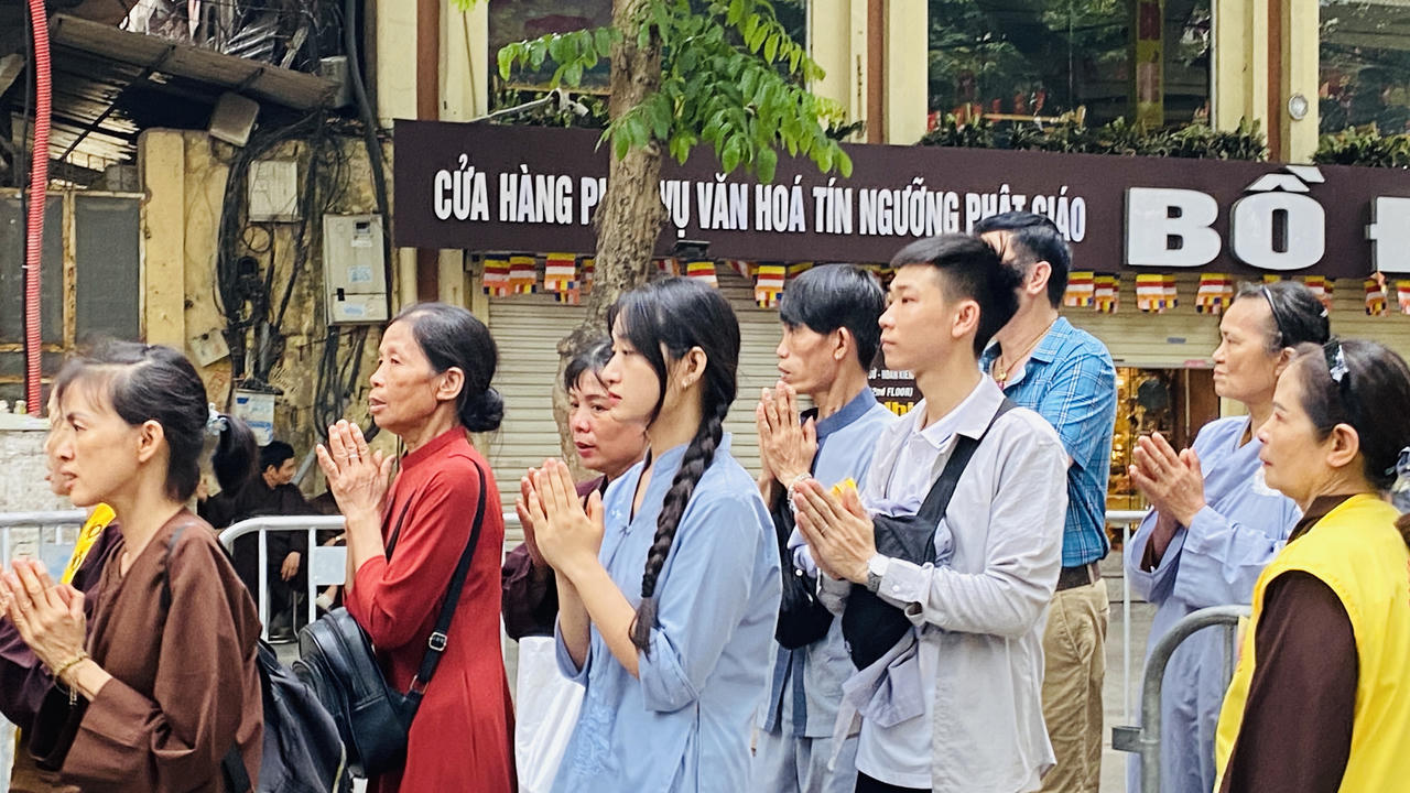 Hàng nghìn người đổ về chùa Quán Sứ từ sáng sớm để chiêm bái xá lợi Đức Phật 